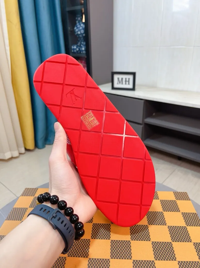 Men's shoes 💰340🌹🌹 (lv-Louis Vuitton) New men's slippers, high-end boutique, exquisite embossed logo decoration on the upper, fine workmanship, super soft soles, casual, loose and comfortable, a must-have in summer! \nsize：38-44